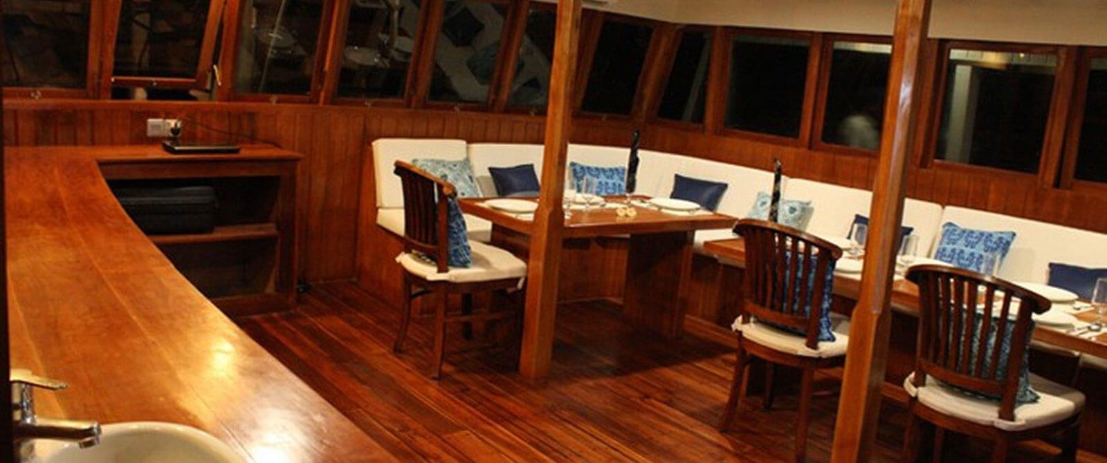 Pearl of Papua liveaboard salon lounge area