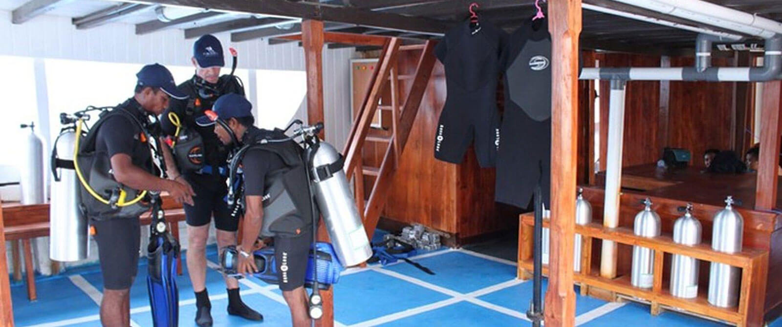 Pearl of Papua liveaboard dive deck