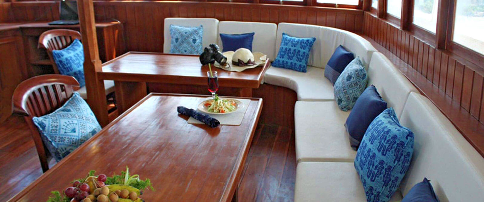 Pearl of Papua liveaboard salon lounge area
