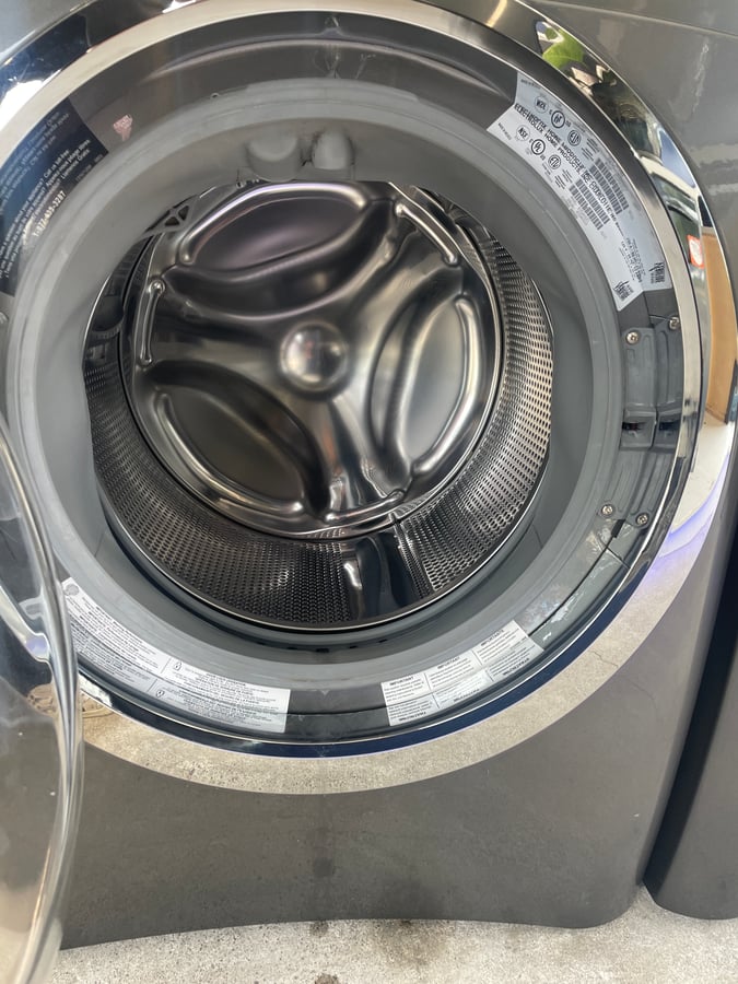 Electrolux front load washer and dryer set image 4