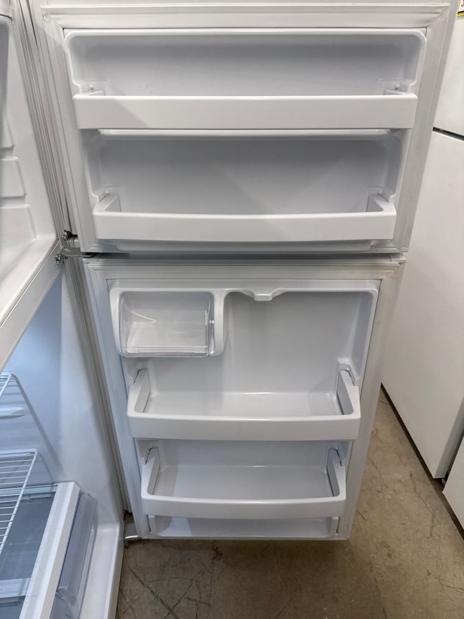 Hotpoint white top mount refrigerator image 3