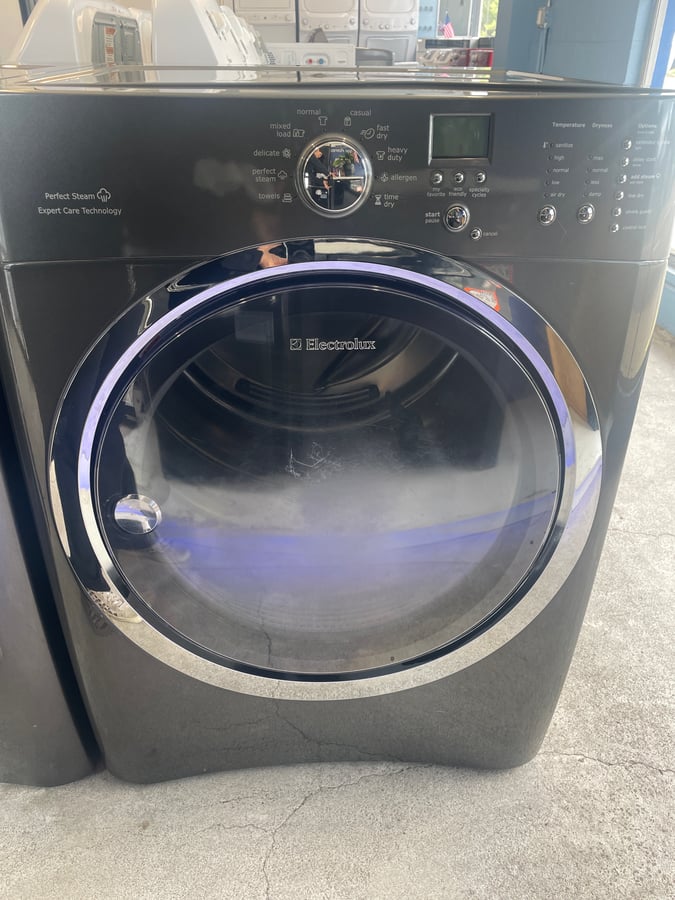 Electrolux front load washer and dryer set image 3