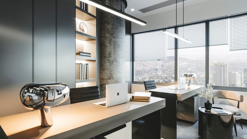 Levent, Istanbul'da çift çalışma masası, yerden tavana pencereler ve zarif metalik masa lambalarıyla premium yönetici çalışma alanı tasarımı