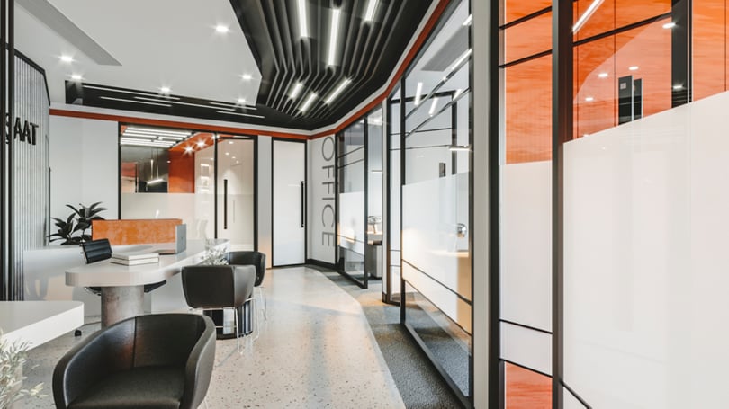 Levent, Istanbul'da terrazzo zemin, markalı duvar tabelası ve çağdaş oturma alanıyla premium ofis girişi ve resepsiyon iç mekan tasarımı