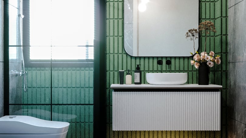 Contemporary bathroom design with walk-in shower and natural stone textures in Gebze Kocaeli