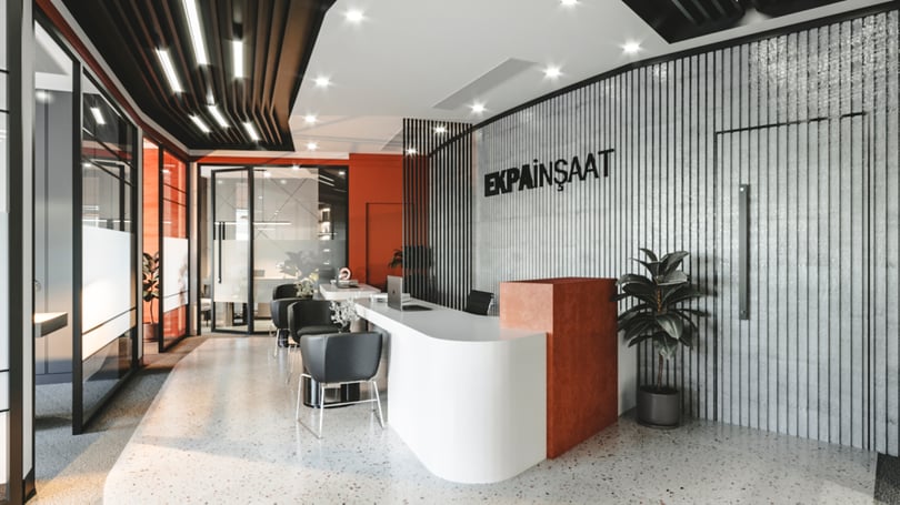 Levent, Istanbul'da entegre depolama üniteleri, modern sanat eserleri ve şehir silüeti fonuyla çağdaş özel ofis iç mekan tasarımı