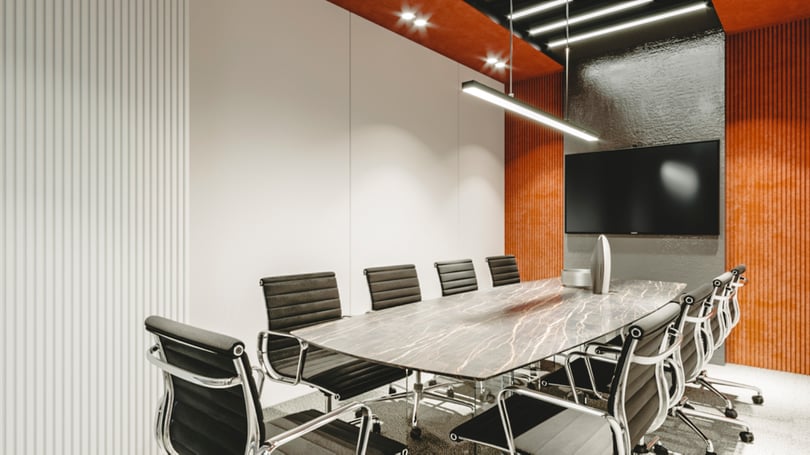Levent, Istanbul'da iddialı mermer masa, akustik duvar panelleri ve sıcak ambiyans aydınlatmasıyla lüks yönetim kurulu odası iç mekan tasarımı