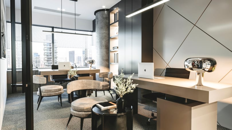 Levent, Istanbul'da özel gömme dolaplar, panoramik şehir manzarası ve minimalist çalışma alanı kurgusuyla modern yönetici ofisi iç mekan tasarımı