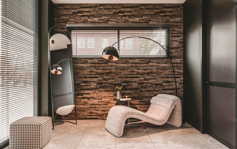 Executive lounge room with designer chaise lounge and floor lamp in Yenişehir Mersin office