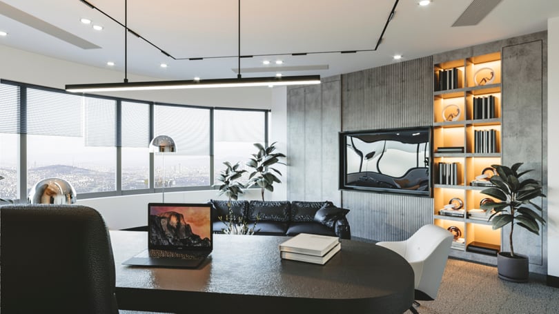 Levent, Istanbul'da ahşap çıta vurgu duvarı, özel tasarım çalışma masası ve panoramik Istanbul manzarasıyla üst segment CEO ofisi iç mekan tasarımı