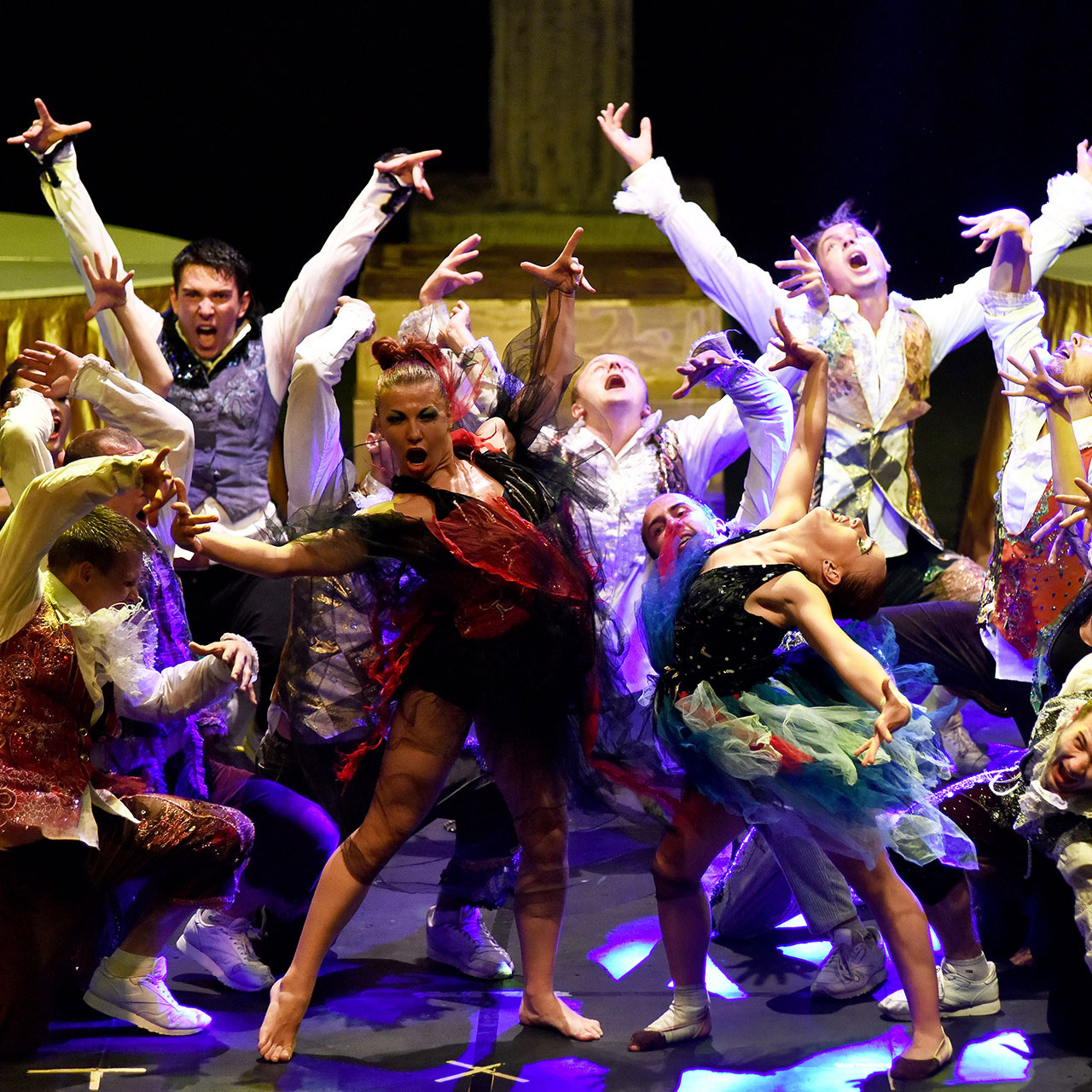 Canlı şovlar, etkileyici performanslar