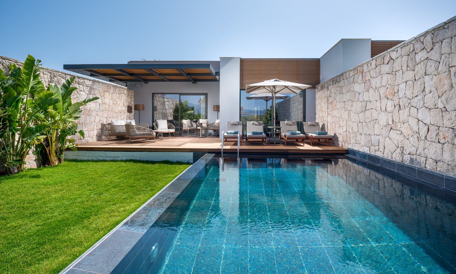 Şık mekanlar,<br> Özel havuzlar,<br> Gurme lezzetler,<br> Lüks bir tatil
