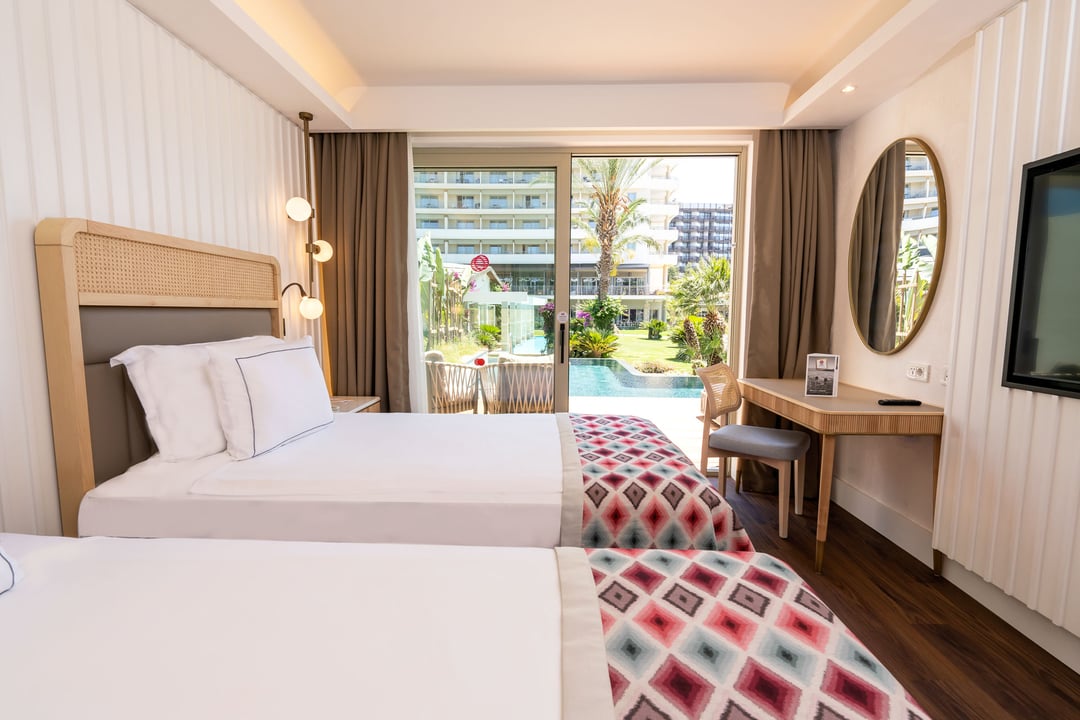 Deluxe Corner Swim-Up Aile Süit