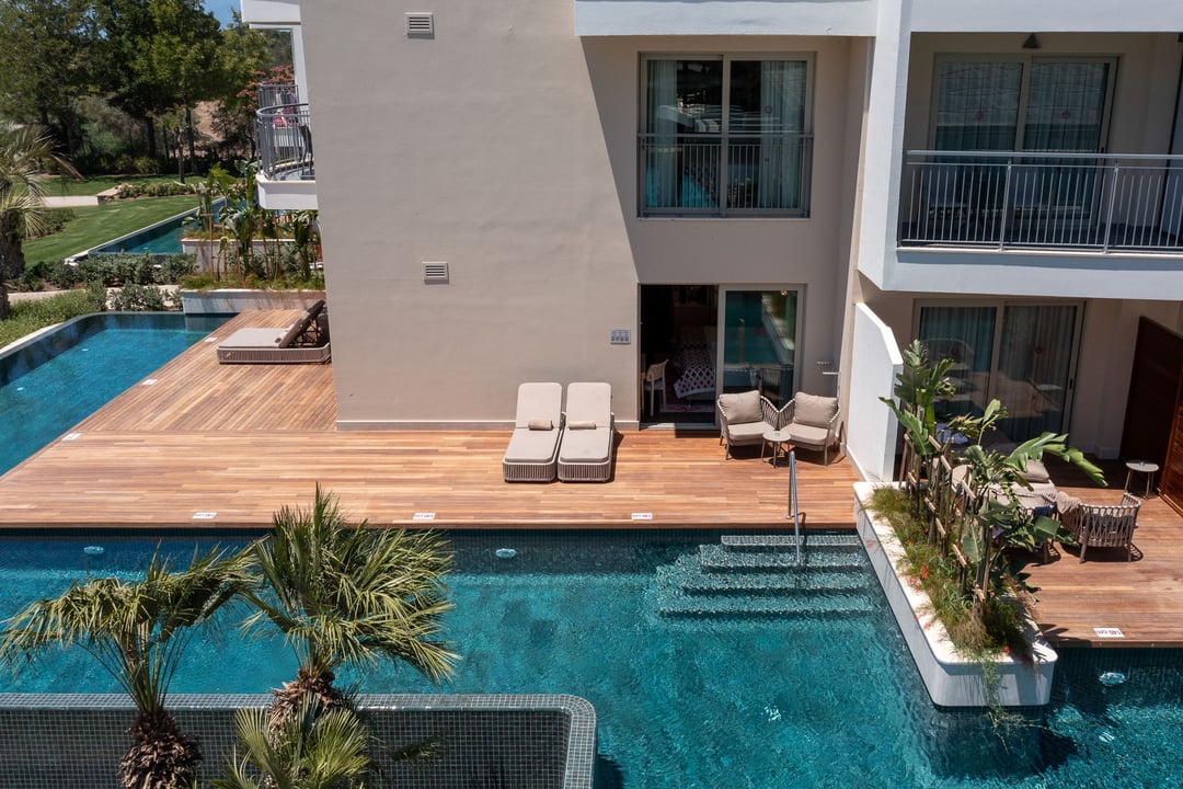 Deluxe Corner Swim-Up Aile Süit