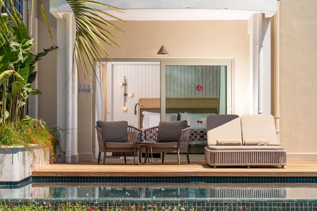 Deluxe Corner Swim-Up Aile Süit