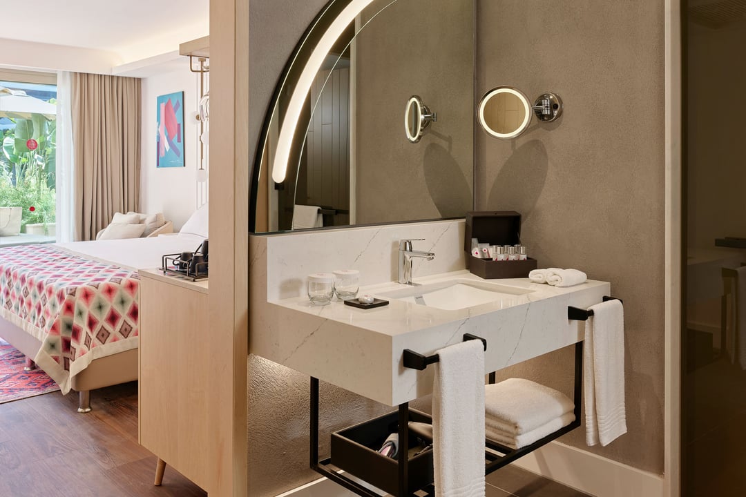 Deluxe Corner Swim-Up Aile Süit