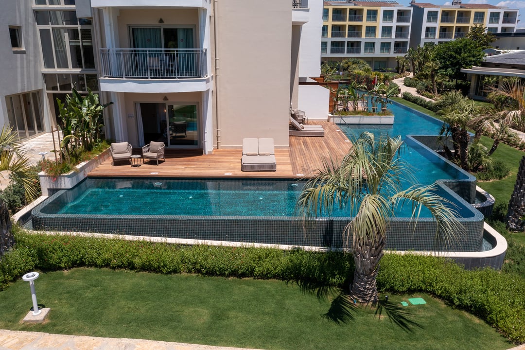 Deluxe Corner Swim-Up Aile Süit