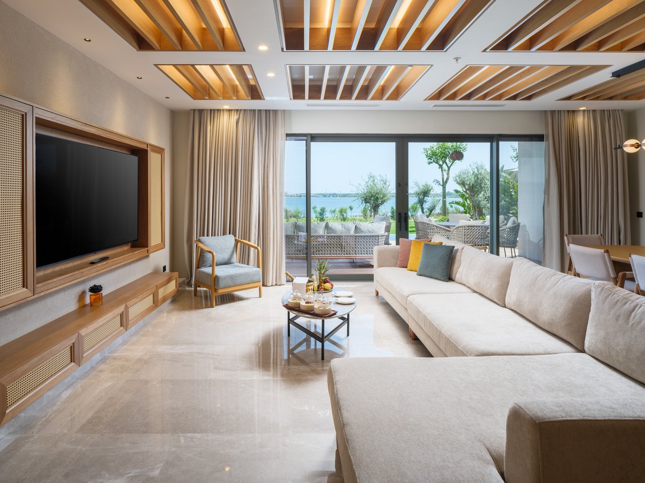 Şık mekanlar,<br> Özel havuzlar,<br> Gurme lezzetler,<br> Lüks bir tatil