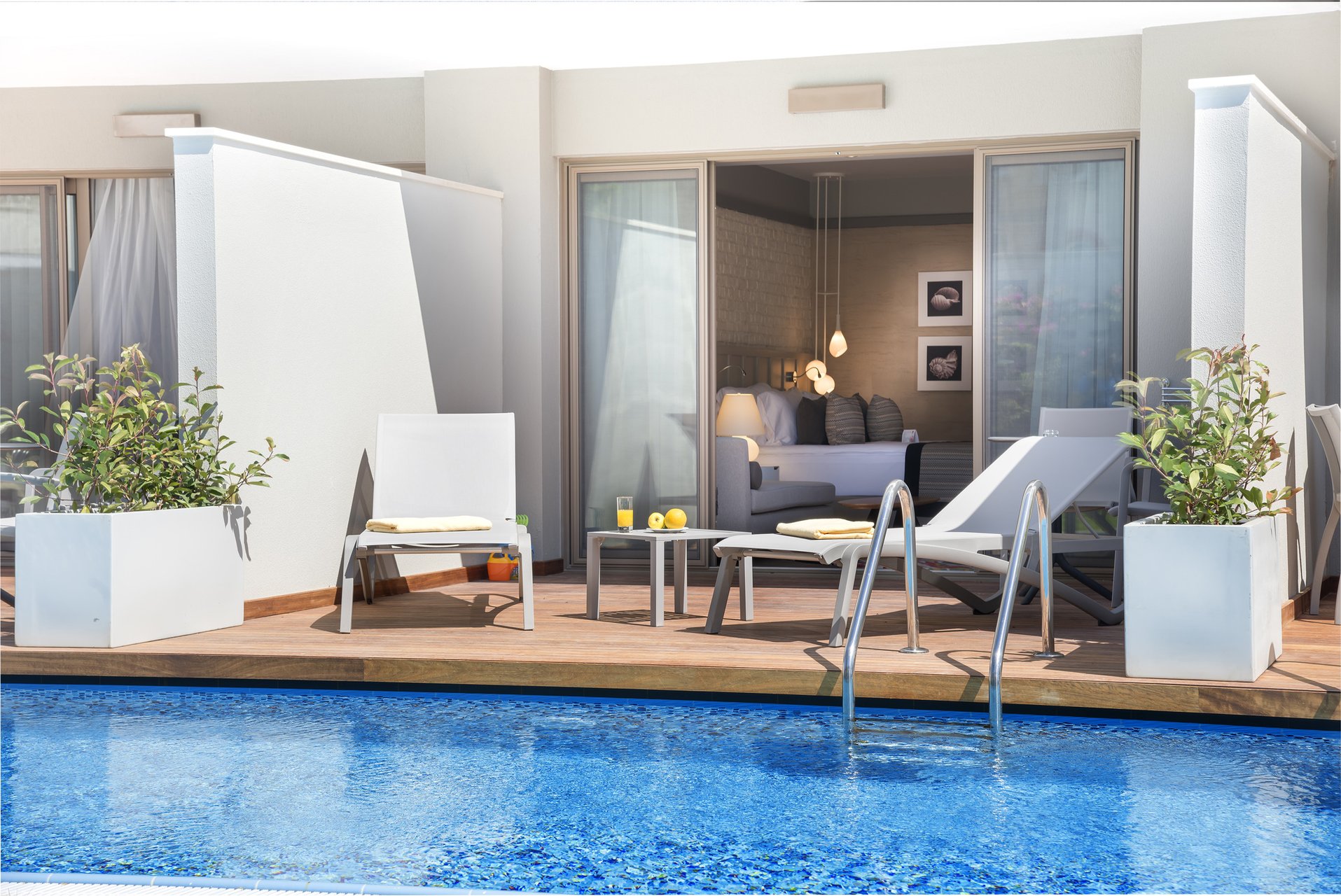 Swim Up Room
