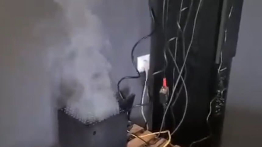 Xbox Series X dymí