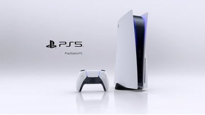 PS5 a ovládač - ilustračná foto