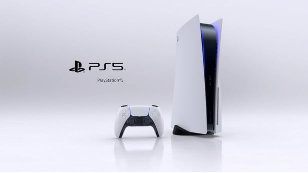 PS5 a ovládač - ilustračná foto
