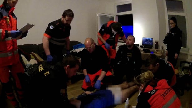 Zásah záchranárov pri mužovi, ktorý skolaboval pri hraní online hry