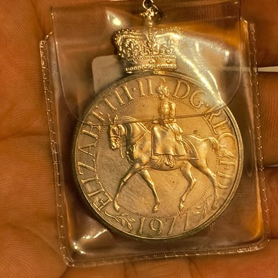 1977 British commemorative coin in display capsule - Image 1 of 2