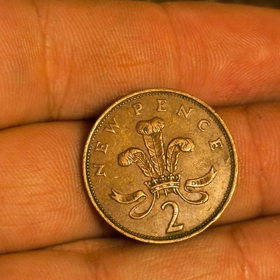 UK coins: 2 pence coin and Elizabeth II portrait coin - Image 1 of 2