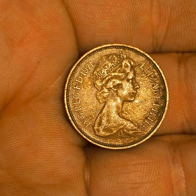 UK coins: 2 pence coin and Elizabeth II portrait coin - Image 2 of 2