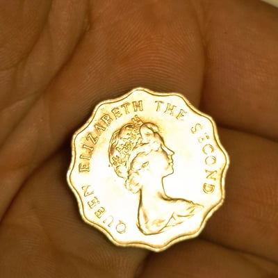  scalloped-edge one-dollar coins: Hong Kong 1981 and Elizabeth II portrait coin - Image 2 of 2