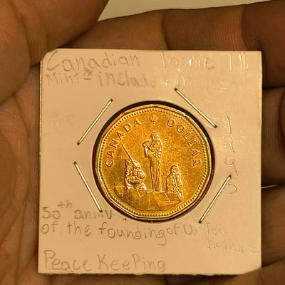 Canadian commemorative one-dollar coin with UN Peacekeeping design (1995) - Image 1 of 2