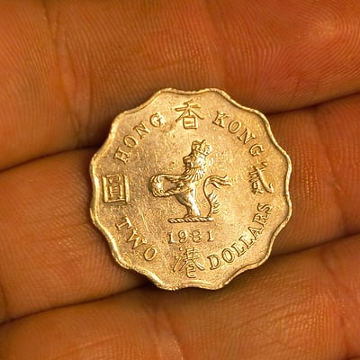  scalloped-edge one-dollar coins: Hong Kong 1981 and Elizabeth II portrait coin - Image 1 of 2