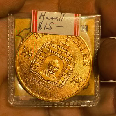 Hawaii-themed gold coin in display capsule - Image 1 of 2