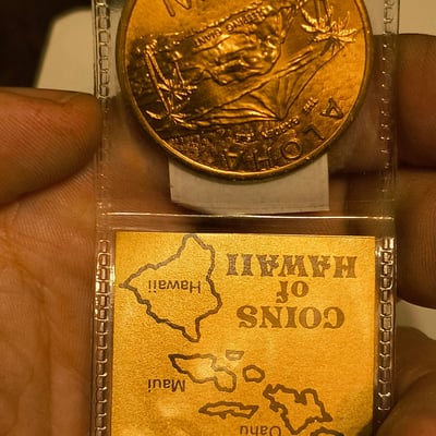 Hawaii-themed gold coin in display capsule - Image 2 of 2