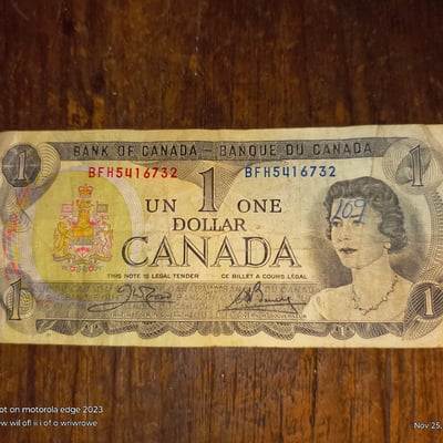 Canadian one-dollar banknotes (front and back) - Image 1 of 2
