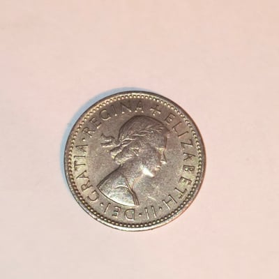 British coins featuring Queen Elizabeth II - Image 1 of 2