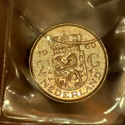  Dutch coins from 1969 featuring Queen Juliana and a crowned lion - Image 1 of 2