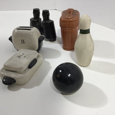 Household Ceramic Salt and Pepper Shakers - Image 3 of 4