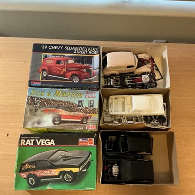 Assorted vintage scale-model car kits and die-cast cars - Image 10 of 16