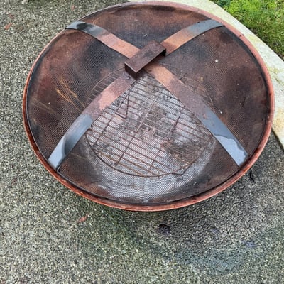 Round metal outdoor fire pit with mesh lid and cover - Image 2 of 5