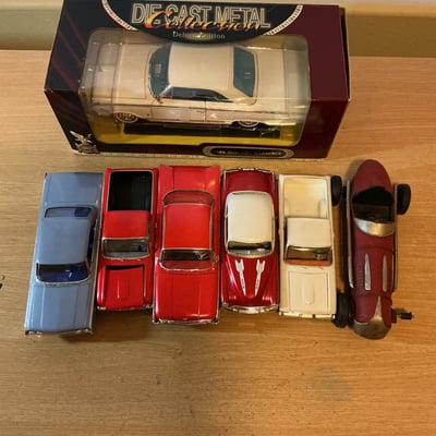 Assorted vintage scale-model car kits and die-cast cars - Image 15 of 16