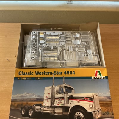 Assorted vintage scale-model car kits and die-cast cars - Image 6 of 16