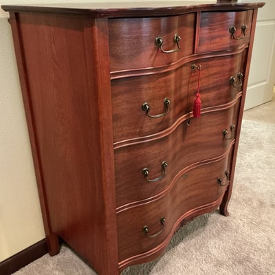 Vintage curved-front dresser with brass hardware - Image 2 of 8