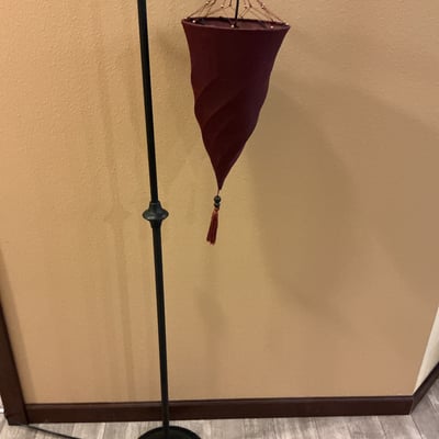 Black lacquered accent table with burgundy floor lamp - Image 7 of 8