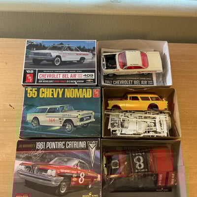 Assorted vintage scale-model car kits and die-cast cars - Image 12 of 16