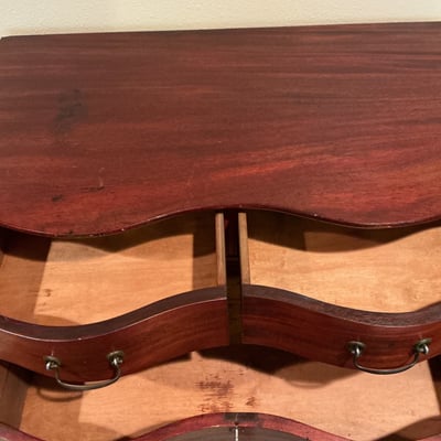 Vintage curved-front dresser with brass hardware - Image 6 of 8