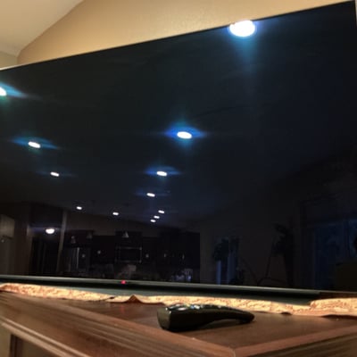 Flat-screen LG TV with remote - Image 3 of 4