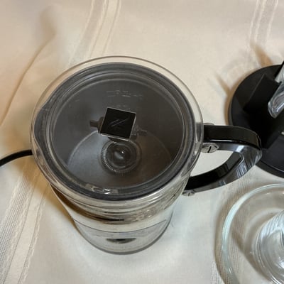 Nespresso espresso machine with electric frother and glassware - Image 5 of 5