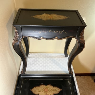 Black lacquered accent table with burgundy floor lamp - Image 2 of 8